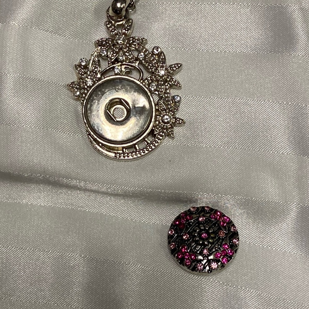 Snap Necklace of silver tone metal & clear stones on silver double linked chain - Picture 4 of 5